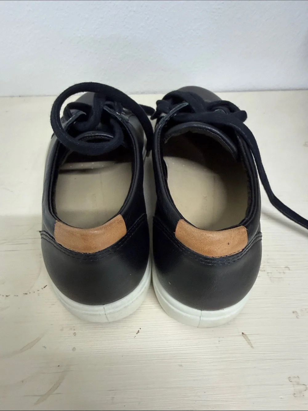 ECCO  Black Leather Lace-Up Sneakers sz 6